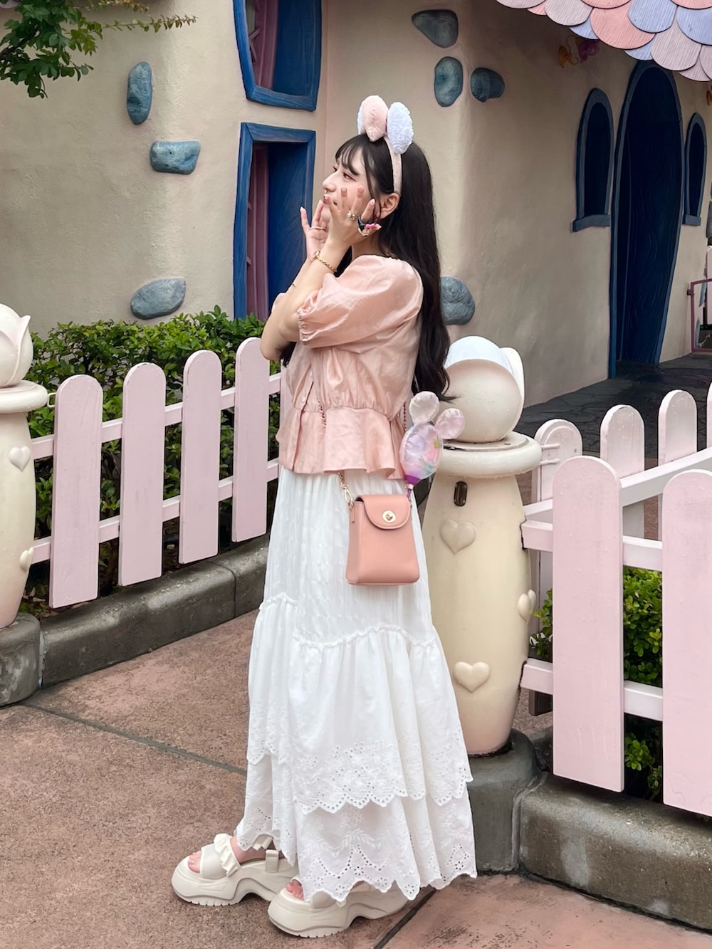 「夏コーデ、夏ファッション、お出かけコーデ、ロングスカート、淡色女子、ミニバッグ、テーマパークコーデ、厚底シューズ、厚底サンダル、ピンク、シンプルコーデ、休日スタイル」｜「mlineの[mline]ペプラムギャザーブラウス（シャツ/ブラウス、ピンク系）」を使った、miyu Ӧさん（レディース・148cm）の夏コーディネートの2枚目の写真