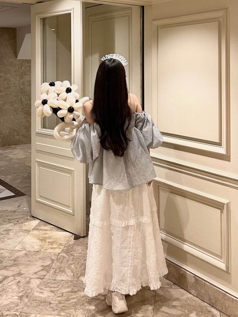 「休日スタイル、夏ファッション、おでかけコーデ、低身長女子、大人ガーリー、スカートコーデ、今日のコーデ、キレイめコーデ、パフスリーブ、お呼ばれスタイル、ガーリーコーデ、スカートスタイル、オフショル、低身長コーデ、淡色コーデ」｜「LILY BROWNの３wayジャガードペプラムビスチェ（ベスト、グレー系）」を使った、miyu Ӧさん（レディース・148cm）の夏コーディネートの2枚目の写真