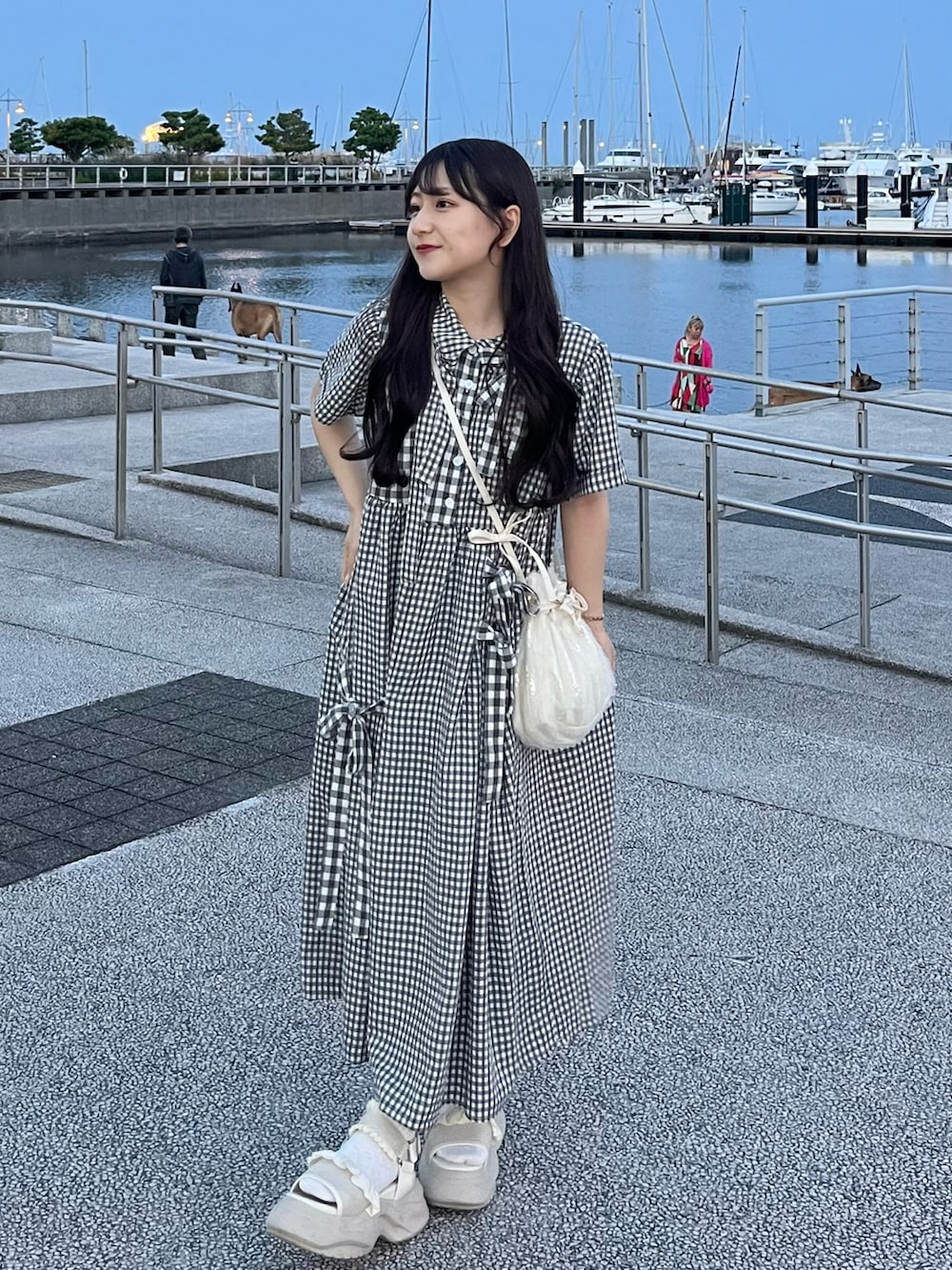「初夏コーデ、シンプルスタイル、今日のコーデ、オトナカワイイ、低身長女子、淡色コーデ、おでかけコーデ、ワンピース、チェック、厚底サンダル、大人かわいい、リボン」｜「merry jennyのリボンがいっぱいワンピース（ワンピース、ブラック系）」を使った、miyu Ӧさん（レディース・148cm）の春コーディネートの2枚目の写真