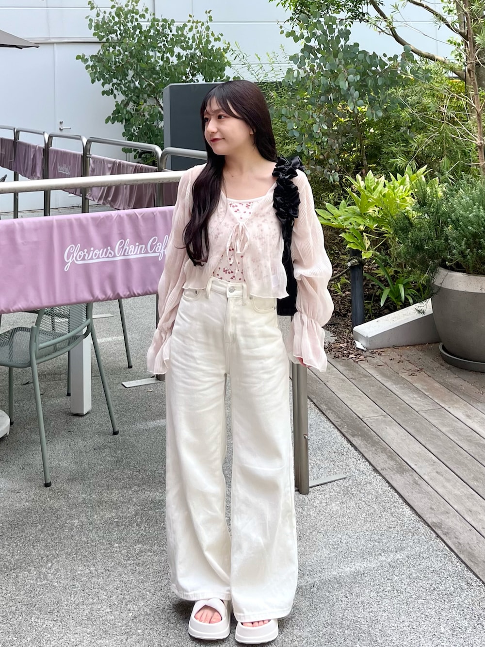 「夏コーデ、さらっと晴れやかスナップ、お出かけコーデ、休日スタイル、厚底サンダル、デニムパンツ、パンツスタイル、カジュアルガーリー、シンプルコーデ、サンダル、夏服、ガーリーコーデ」｜「LILY BROWNの【LILY BROWN Lingerie】サテンギャザーバケットバッグ（ショルダーバッグ、ブラック系）」を使った、miyu Ӧさん（レディース・148cm）の夏コーディネートの2枚目の写真
