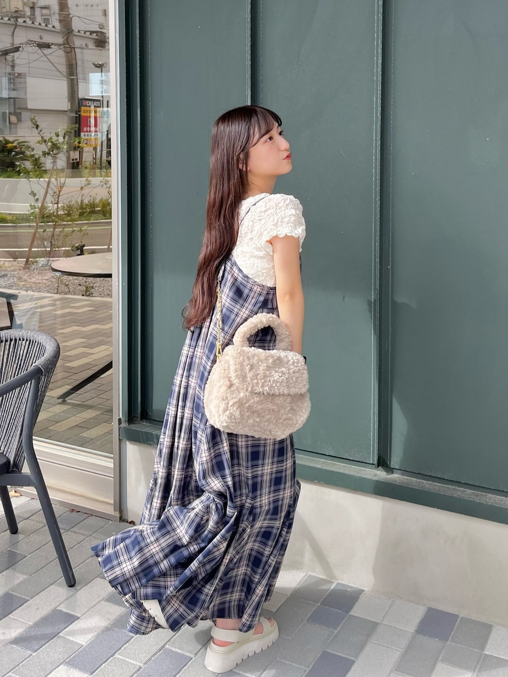 「秋っぽコーデ更新中、シンプルスタイル、オトナカワイイ、シンプルコーデ、ナチュラルガーリー、低身長コーデ、チェック、キャミワンピ、ファーバッグ、ファー小物、ロングワンピース、休日スタイル、今日のコーデ」｜「hinariのコットンボリュームキャミワンピース（ワンピース、その他）」を使った、miyu Ӧさん（レディース・148cm）の秋コーディネートの2枚目の写真