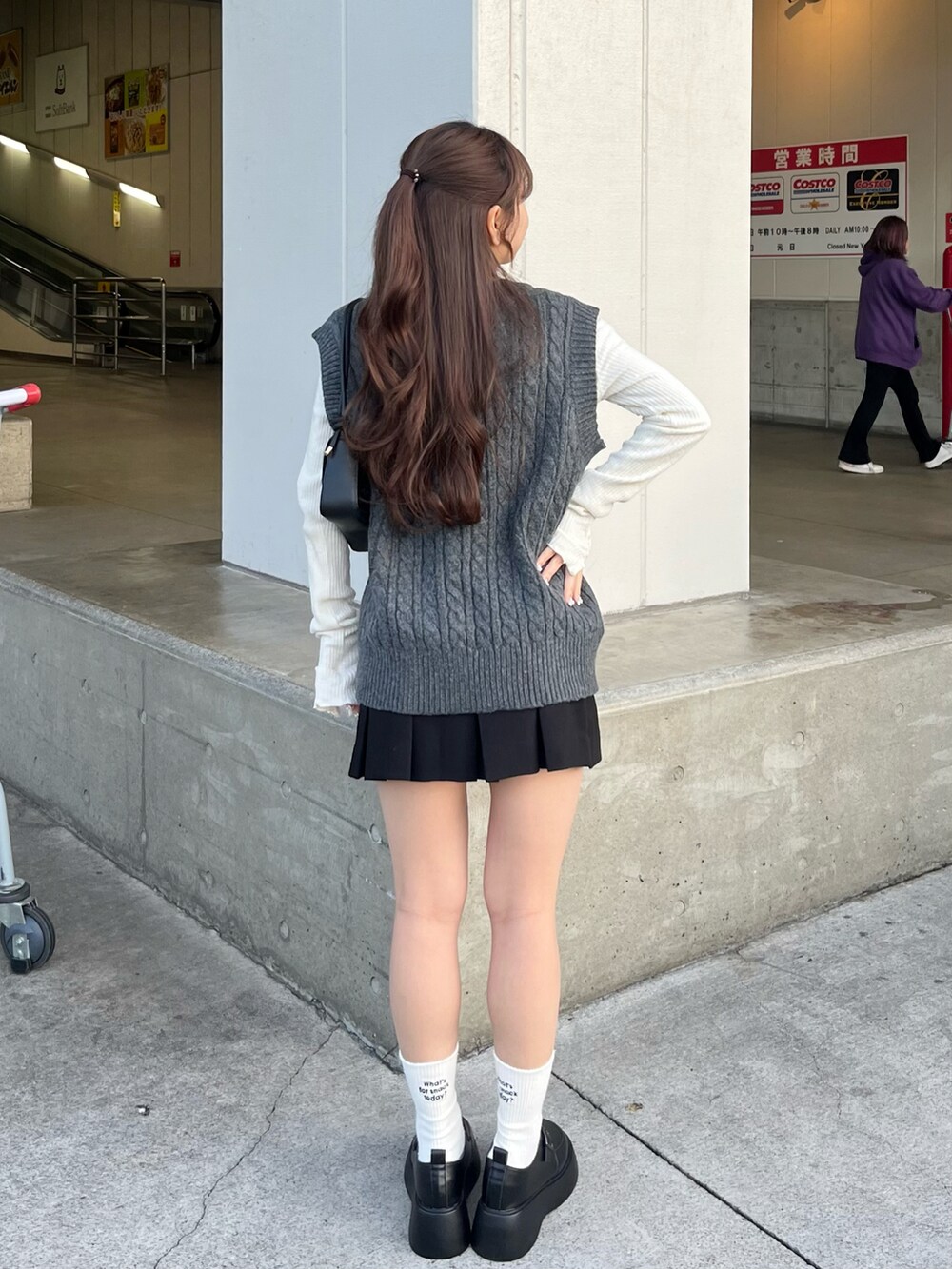 「シンプルコーデ、冬ファッション、淡色コーデ、休日スタイル、おでかけコーデ、ホワイトコーデ、プリーツスカート、今日のコーデ、ニットベスト、アウターコーデ、韓国ファッション、低身長コーデ、冬アウター」｜「mysticの【サイズ展開あり】キルティングフードコート（その他アウター、ホワイト系）」を使った、miyu Ӧさん（レディース・148cm）の冬コーディネートの4枚目の写真