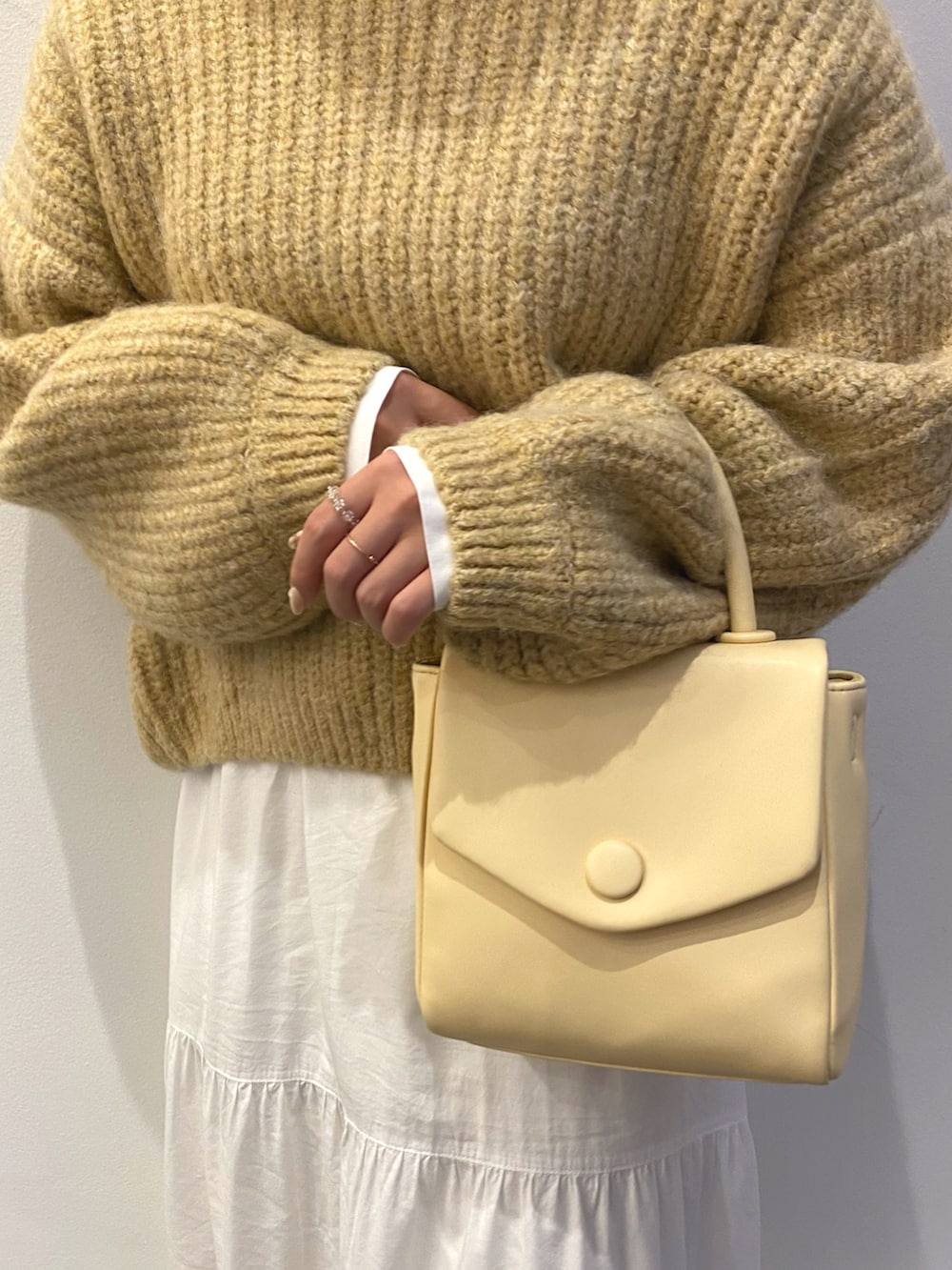「ニット、秋のコーデ、ロングブーツ、デート、お出かけコーデ、シンプルコーデ、ミニバッグ、イエローコーデ、ディズニーコーデ、厚底ブーツ、大人ガーリー、低身長コーデ、今日のコーデ、ニットコーデ」｜「HeatherのCotton Candy Knit　255086（ニット/セーター、イエロー系）」を使った、miyu Ӧさん（レディース・148cm）の秋コーディネートの2枚目の写真