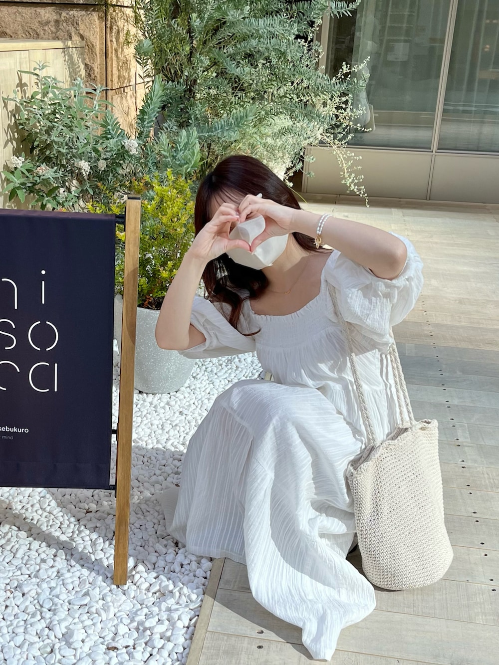 「お出かけコーデ、低身長コーデ、ボリューム袖、大人かわいい、厚底シューズ、ワンピース、ロングワンピース、夏コーデ、トートバッグ、シンプルコーデ、休日スタイル、淡色コーデ」｜「Chicoのシャーリング2wayティアードワンピース（ワンピース、ホワイト系）」を使った、miyu Ӧさん（レディース・148cm）の春コーディネートの3枚目の写真