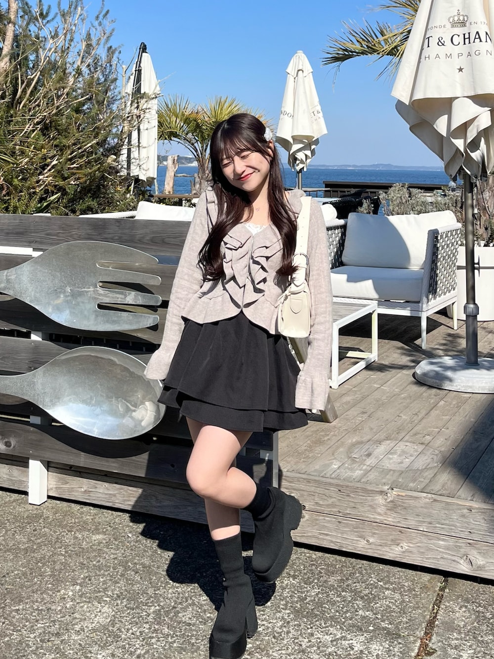 「春コーデ、おでかけコーデ、オトナ女子、今日のコーデ、初春コーデ、お出かけコーデ、ガーリーコーデ、シンプルスタイル、低身長コーデ、カーディガン、ショートブーツ、春服みてみて」|「evelynのアイテム(スカート、ブラック系)」を使った、miyu Ӧさん(レディース・149cm)の春コーディネートの2枚目の写真