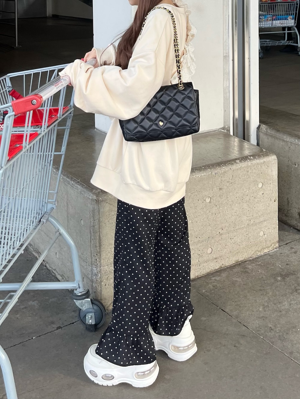 「春コーデ、休日スタイル、お出かけコーデ、春服、スニーカーコーデ、今日のコーデ、大人ガーリー、パンツコーデ、春服みてみて、ナチュラルガーリー、スウェット、低身長コーデ、umm.claïr、パンツスタイル、厚底シューズ」｜「umm.claïrのアイテム（スウェット、ホワイト系）」を使った、miyu Ӧさん（レディース・148cm）の冬コーディネートの2枚目の写真