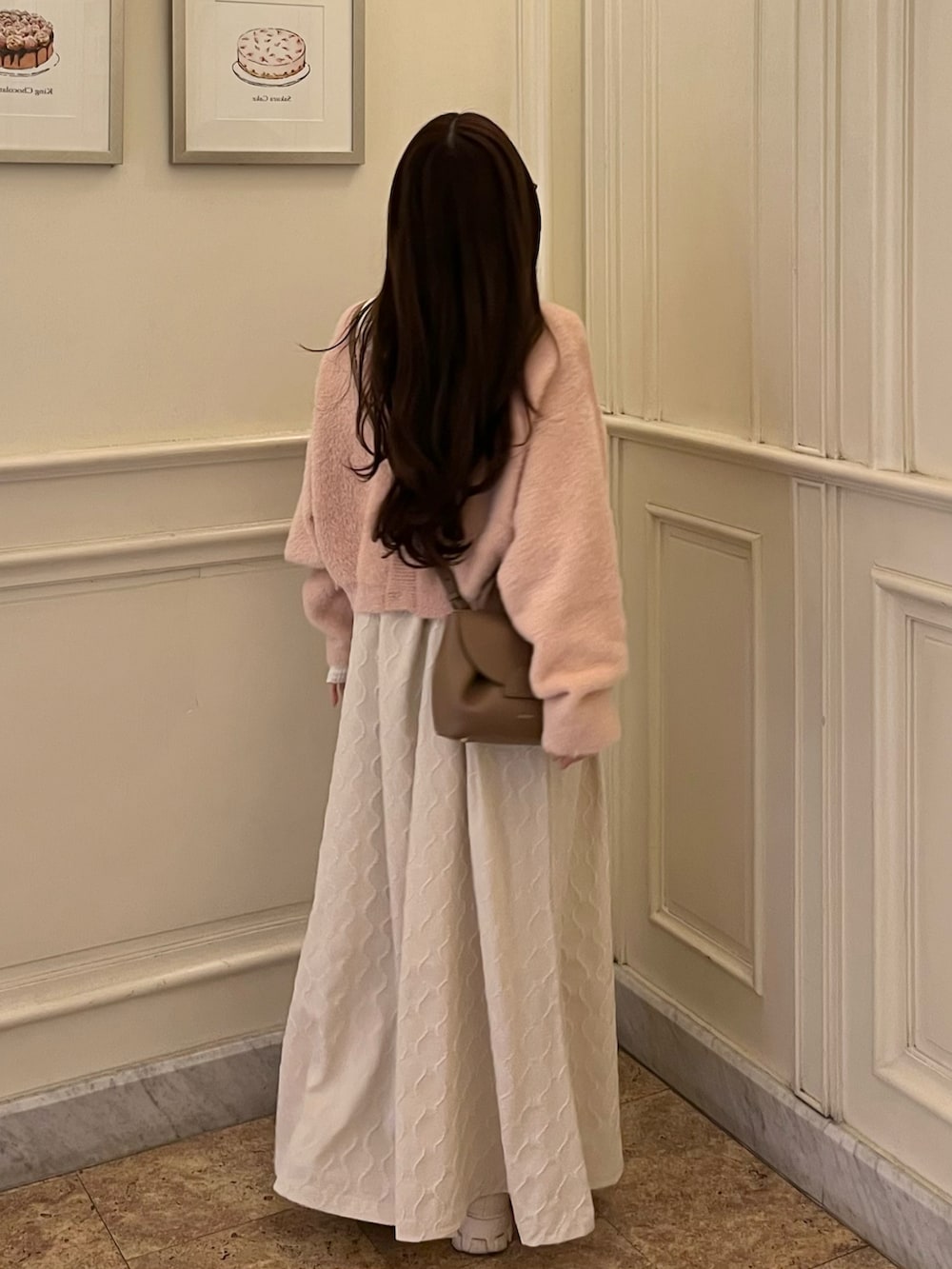 「休日コーデ、シンプルスタイル、デートコーデ、今日のコーデ、大人かわいい、骨格ウェーブ、ガーリーコーデ、ピンクコーデ、ワンピーススタイル、キャミワンピ、春コーデ」｜「mlineの[mline]ロゴショートニット（ニット/セーター、ピンク系）」を使った、miyu Ӧさん（レディース・148cm）の冬コーディネートの2枚目の写真