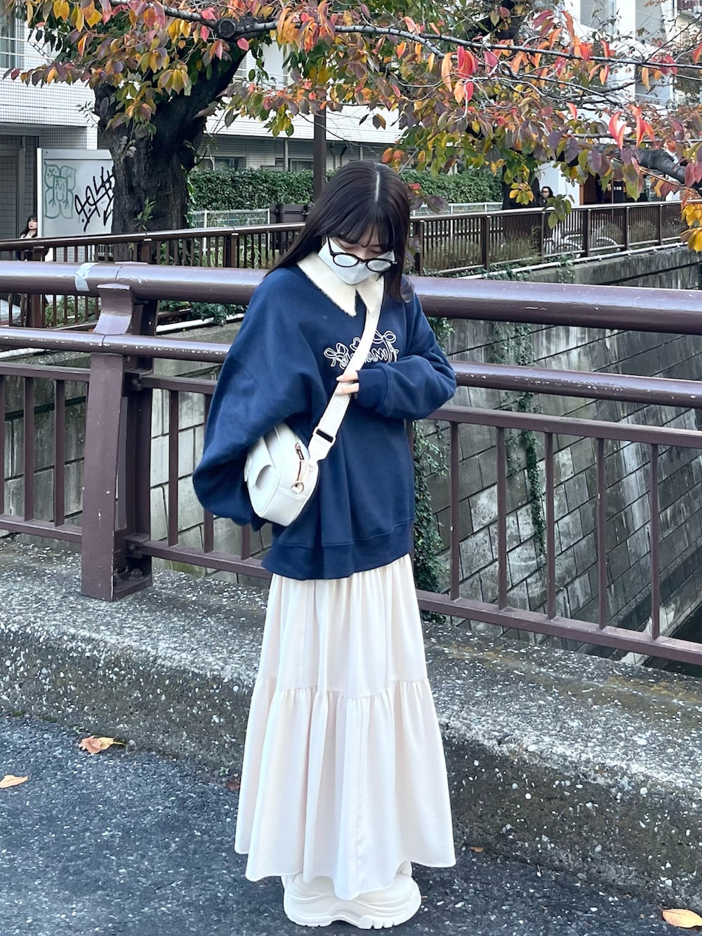 「最近のいい感じコーデ、シンプルスタイル、秋冬コーデ、ラフコーデ、休日スタイル、お出かけコーデ、骨格ウェーブ、韓国ファッション、ティアードスカート、低身長コーデ、スウェット、ゆるコーデ、厚底シューズ」｜「COUROのリボンアート/ハートアート文字刺繍ルーズシルエットスウェット（スウェット、ブルー系）」を使った、miyu Ӧさん（レディース・149cm）の冬コーディネートの2枚目の写真