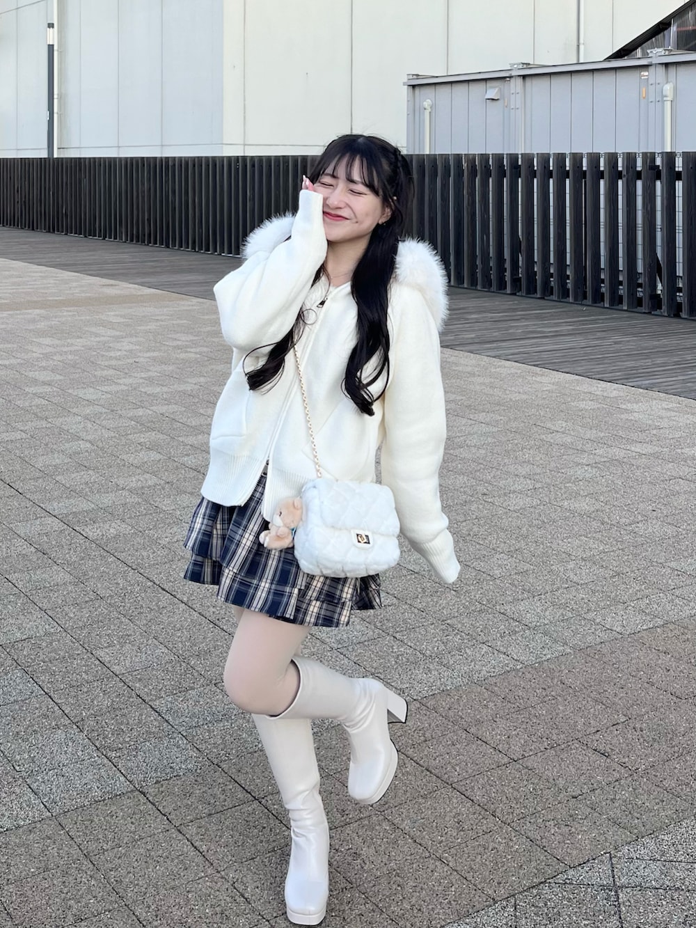 「真冬のあったかスタイル、ボアジャケット、大人かわいい、お出かけコーデ、低身長女子、低身長コーデ、ロングブーツ、GRL、チェック、シンプルコーデ、大人ガーリー、ホワイトコーデ、淡色コーデ、ブーツ、参戦コーデ」｜「sheinのアイテム（パーカー、ホワイト系）」を使った、miyu Ӧさん（レディース・149cm）の冬コーディネートの2枚目の写真