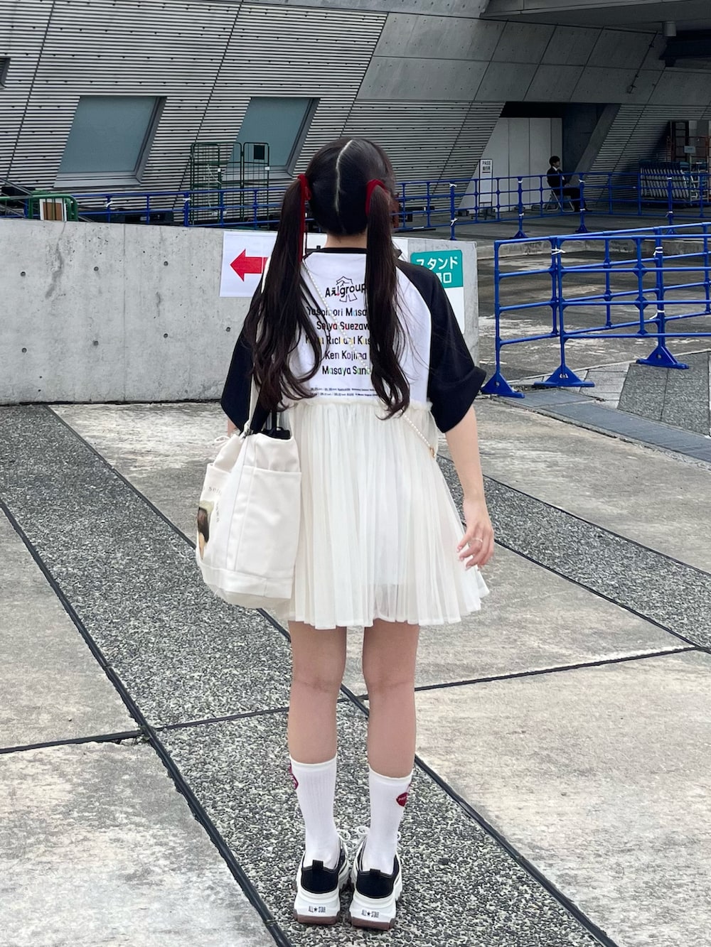「休日スタイル、夏コーデ、お出かけコーデ、夏ファッション、フェススタイル、ライブコーデ、低身長コーデ、厚底スニーカー、モノトーン」｜「Aぇ！groupのアイテム（Tシャツ/カットソー、ホワイト系）」を使った、miyu Ӧさん（レディース・148cm）の夏コーディネートの2枚目の写真