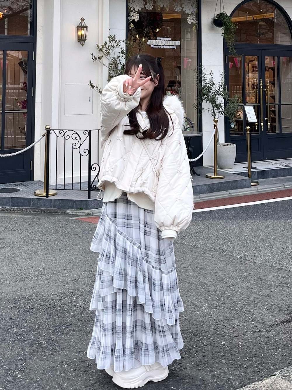 「春コーデ、春めき満開コーデ、春服、大人ガーリー、フェミニンコーデ、今日のコーデ、オトナカワイイ、ティアードスカート、休日スタイル、低身長コーデ、シンプルコーデ、春服みてみて、春アウター、厚底サンダル、ワントーンコーデ」|「MAJESTIC LEGONの【WEB限定XSサイズあり】プチリボン中綿ブルゾン(ブルゾン、ホワイト系)」を使った、miyu Ӧさん(レディース・149cm)の春コーディネートの2枚目の写真