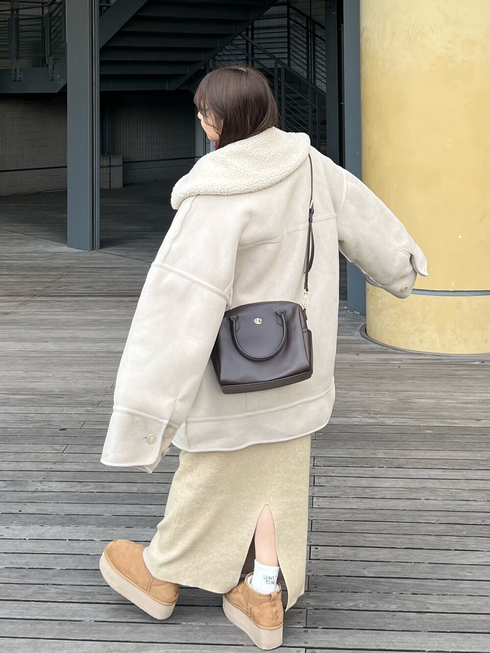 「シンプルコーデ、大人可愛い、今日のコーデ、低身長女子、オーバーサイズ、淡色女子、淡色、淡色コーデ、低身長コーデ、アウターコーデ、ニットスカート、ムートンブーツ、ニット、ボストンバッグ」|「RiLiのアイテム(バッグ、ブラウン系)」を使った、miyu Ӧさん(レディース・148cm)の冬コーディネートの3枚目の写真