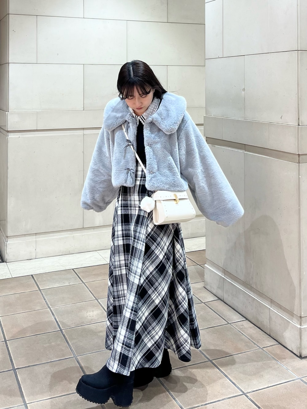 「ボアジャケット、休日スタイル、大人かわいい、オトナカワイイ、スカートスタイル、今日のコーデ、低身長コーデ、ロングスカート、GRL、シンプルコーデ、ショートブーツ、冬コーデ、冬アウター、チェックスカート」|「ems exciteのリボンFファーJK(その他アウター、ブルー系)」を使った、miyu Ӧさん(レディース・149cm)の冬コーディネートの2枚目の写真