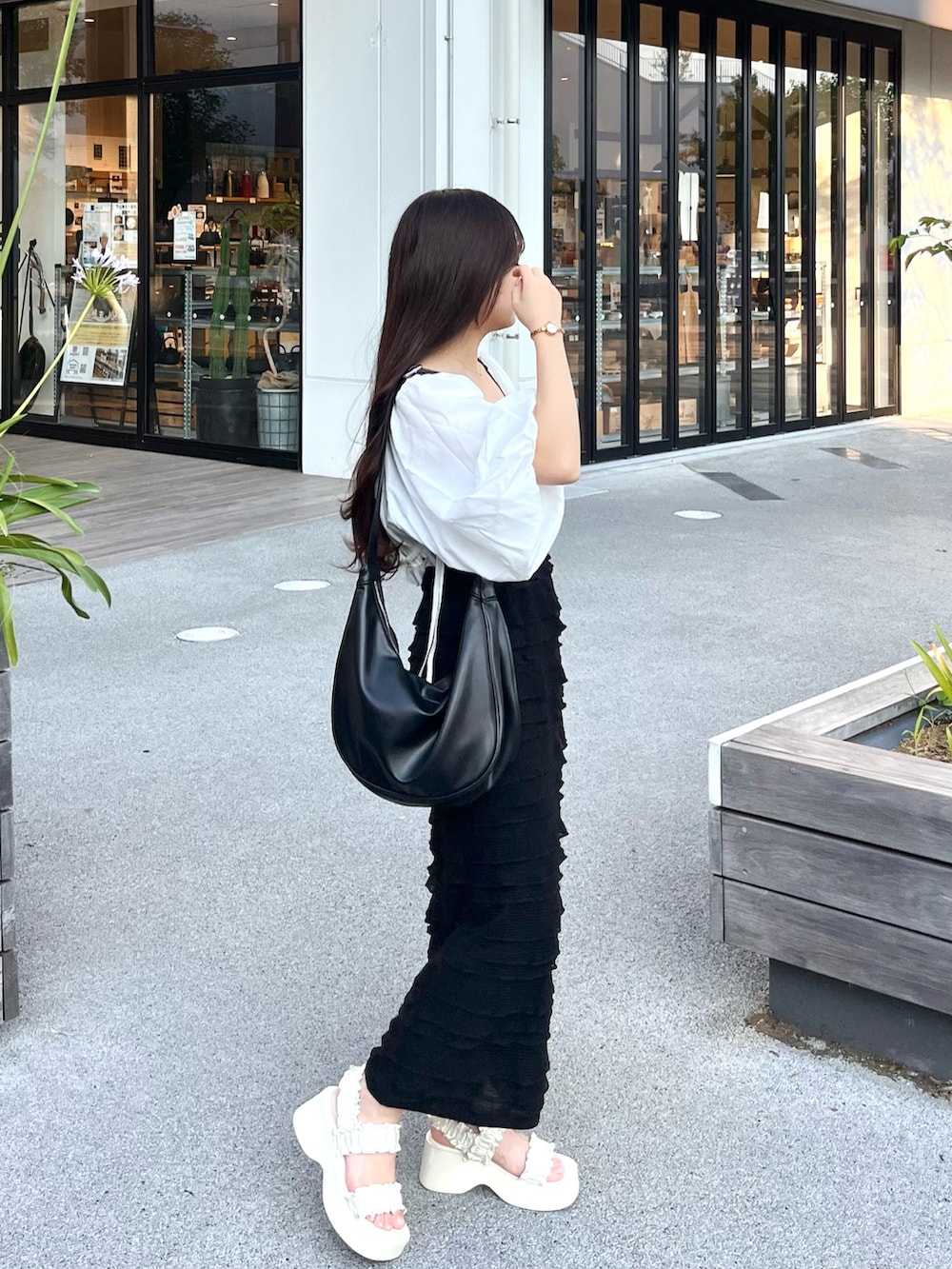 「お出かけコーデ、夏コーデ、大人かわいい、低身長女子、カジュアルガーリー、大人ガーリー、フェミニンコーデ、シンプルコーデ、低身長コーデ、モノトーンコーデ、ティアードスカート、夏服」|「Kastaneの【細見え/低身長サイズ】カットフリルIラインスカート(スカート、ブラック系)」を使った、miyu Ӧさん(レディース・148cm)の夏コーディネートの2枚目の写真
