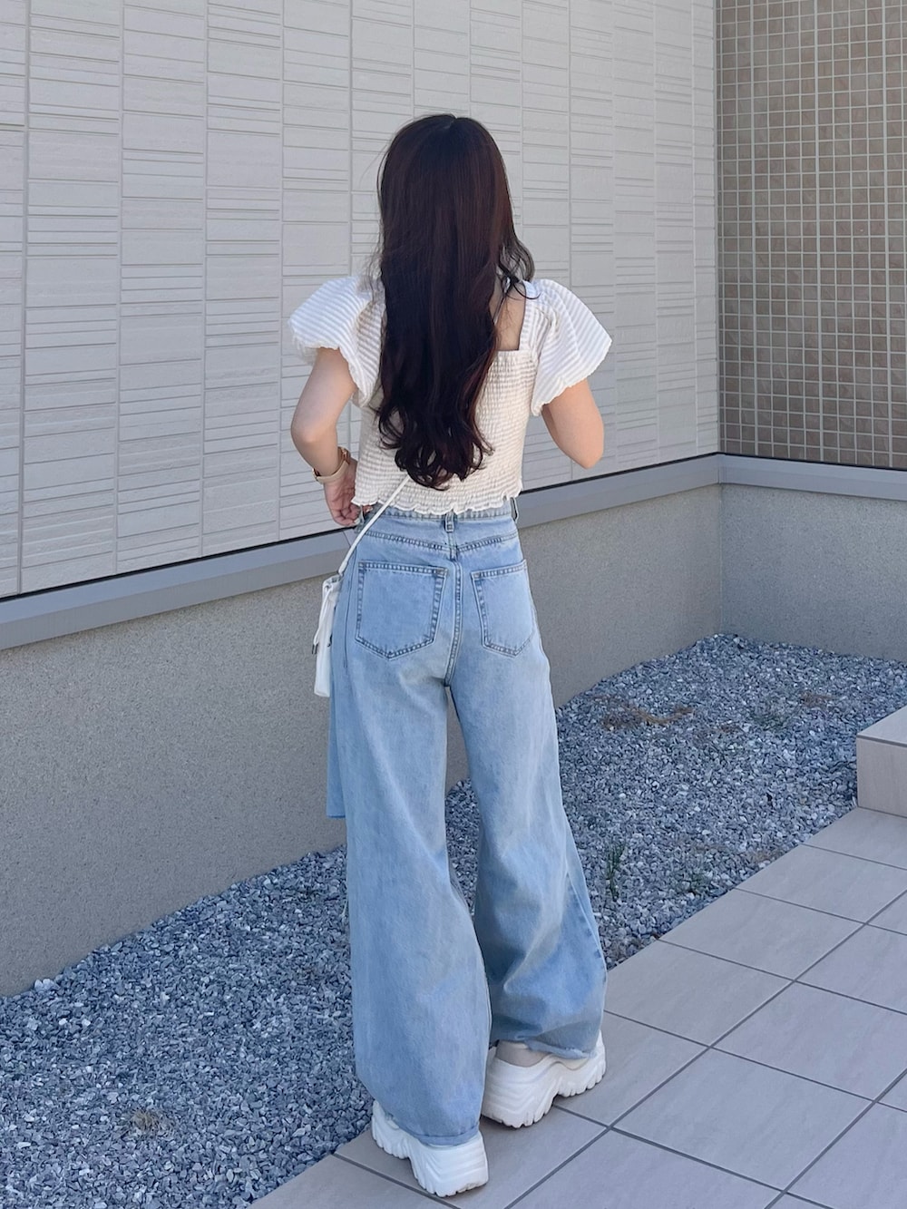 「夏コーデ、カジュアルコーデ、今日のコーデ、ミニバッグ、パンツスタイル、夏服、デニム、デニムパンツ、低身長コーデ、お出かけコーデ、厚底シューズ」｜「mlineの[mline] シャーリングシアーチェックブラウス（シャツ/ブラウス、ホワイト系）」を使った、miyu Ӧさん（レディース・148cm）の夏コーディネートの2枚目の写真