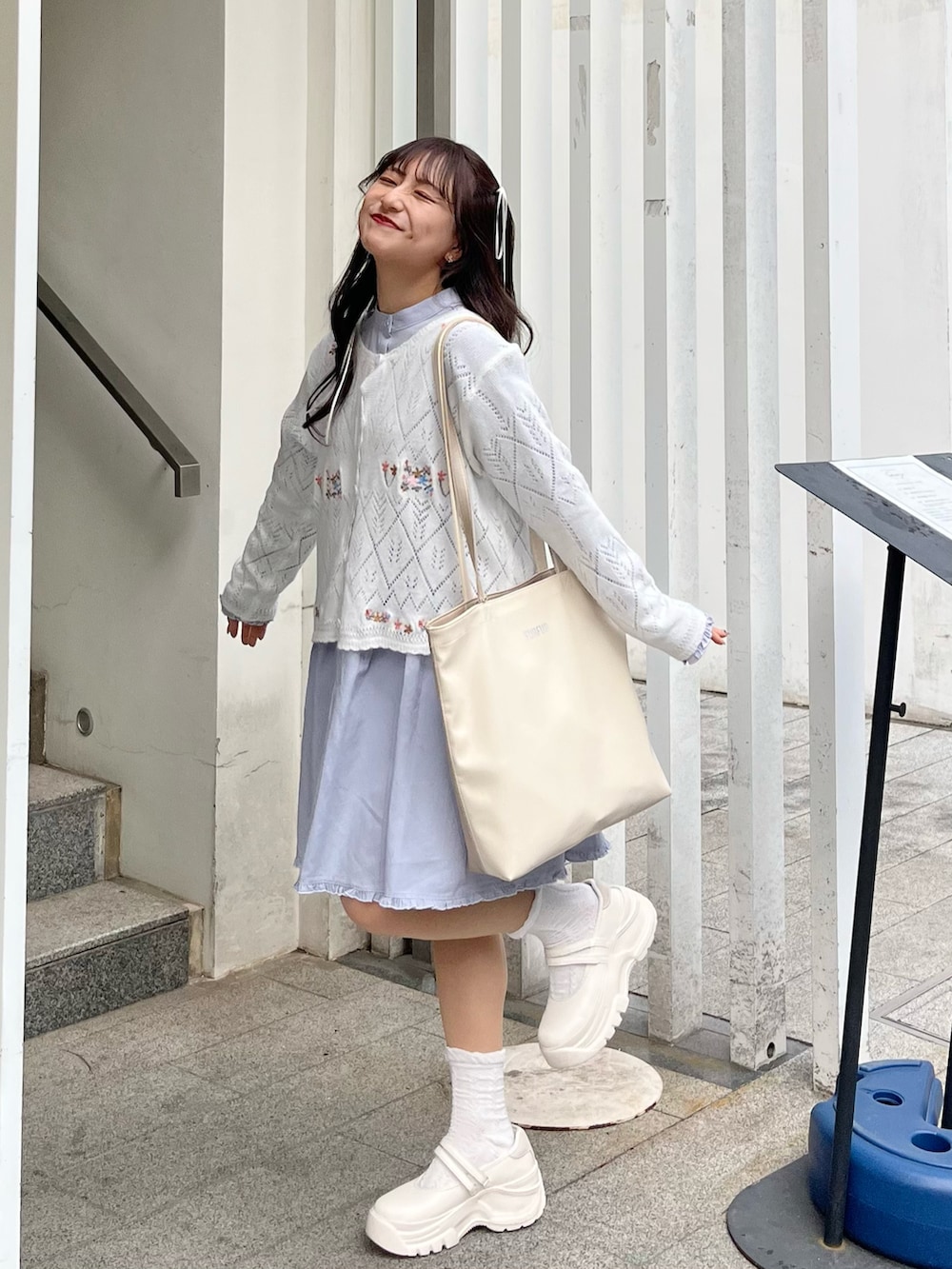 「春服、休日スタイル、春服みてみて、低身長女子、春色、ワンピースコーデ、低身長コーデ、淡色コーデ、ガーリーコーデ、トートバッグ、今日のコーデ、厚底サンダル」|「aimohaの紫外線対策 ニット編みカーディガン(カーディガン/ボレロ、ベージュ系)」を使った、miyu Ӧさん(レディース・148cm)の春コーディネートの2枚目の写真