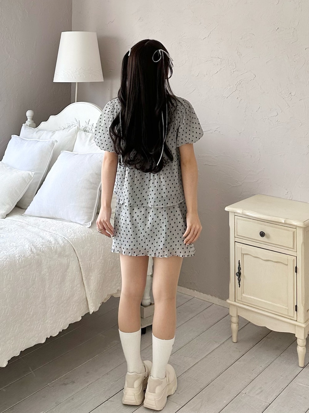 「春のおしゃ見えテクニック、シンプルコーデ、春服みてみて、低身長コーデ、今日のコーデ、淡色コーデ、ぺプラムトップス、淡色女子、キャミワンピ、厚底サンダル、ガーリーコーデ、フレンチガーリー、umm.claïr、パフスリーブ」｜「umm.claïrのアイテム（ワンピース、グレー系）」を使った、miyu Ӧさん（レディース・148cm）の春コーディネートの2枚目の写真