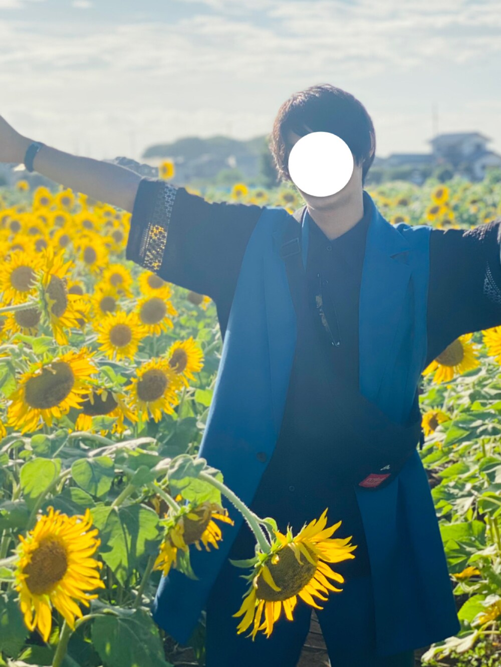 ブラック系のボディバッグ/ウエストポーチ、ブルー系のベスト、ブラック系のシャツ/ブラウスを着用したメンズの夏コーディネートの2枚目の写真