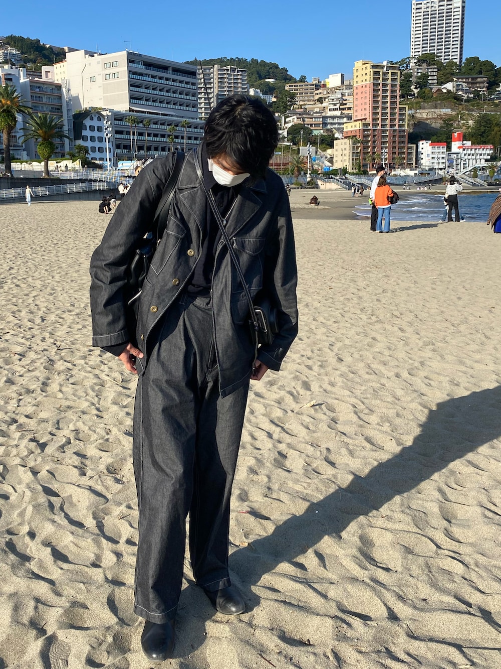 「LIDnM、HARE、HAREコーデ、デニム、デニムセットアップ、デニム×ヒール、デニムジャケット、デニムパンツ、ヒールブーツ、セットアップ、Aセットアップ」｜「LIDNMのVAJIRA FIELD JACKET（デニムジャケット、グレー系）」を使った、haretoさん（メンズ・171cm）の秋コーディネートの2枚目の写真