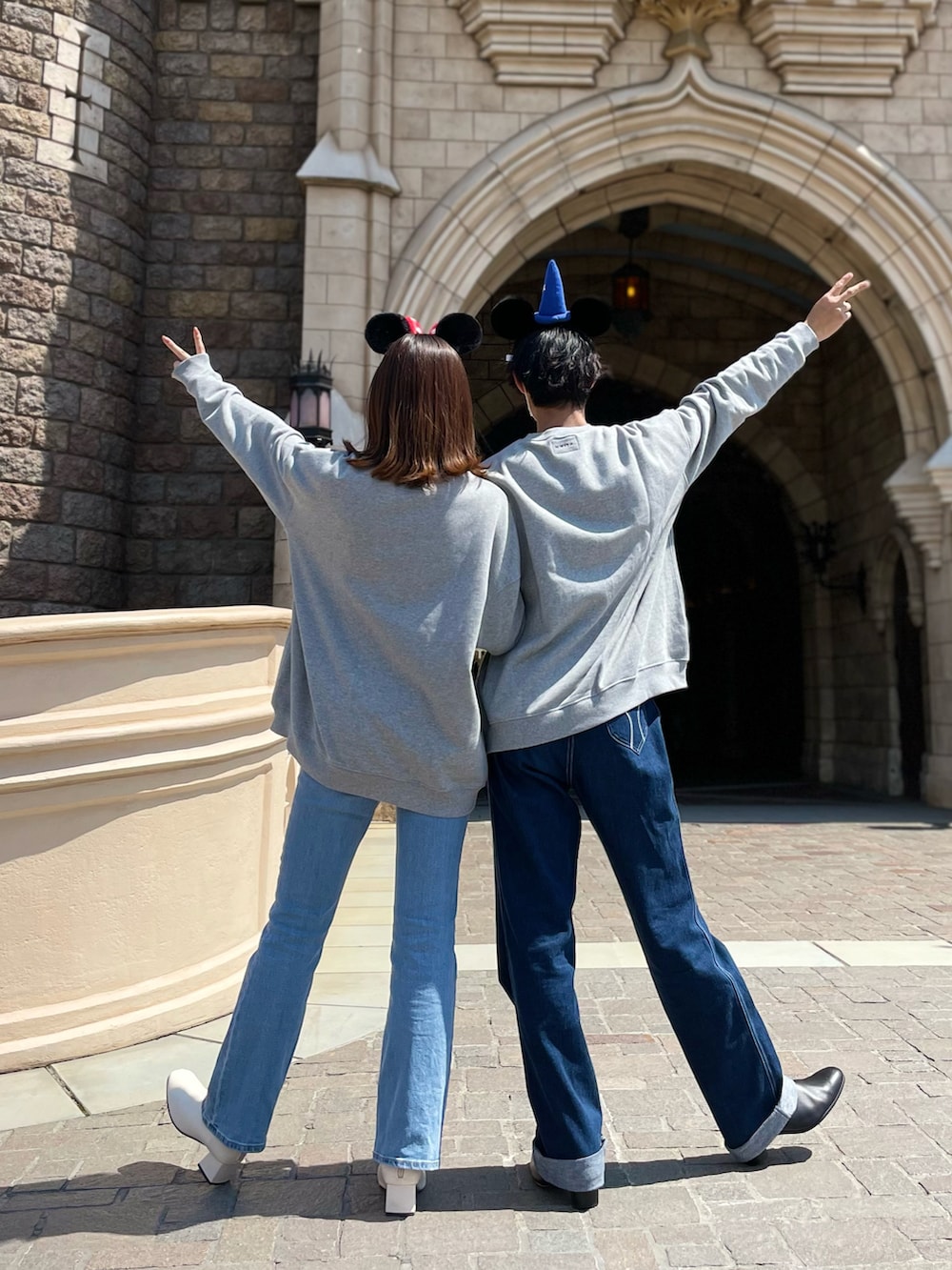 ブラック系のブーツ、ホワイト系のブーツ、ブルー系のデニムパンツを着用したメンズの夏コーディネートの2枚目の写真