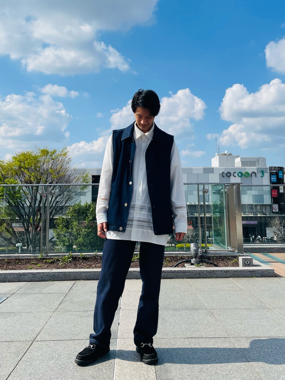 ブルー系のベスト、ホワイト系のシャツ/ブラウス、グレー系のその他シューズを着用したメンズの春コーディネートの2枚目の写真