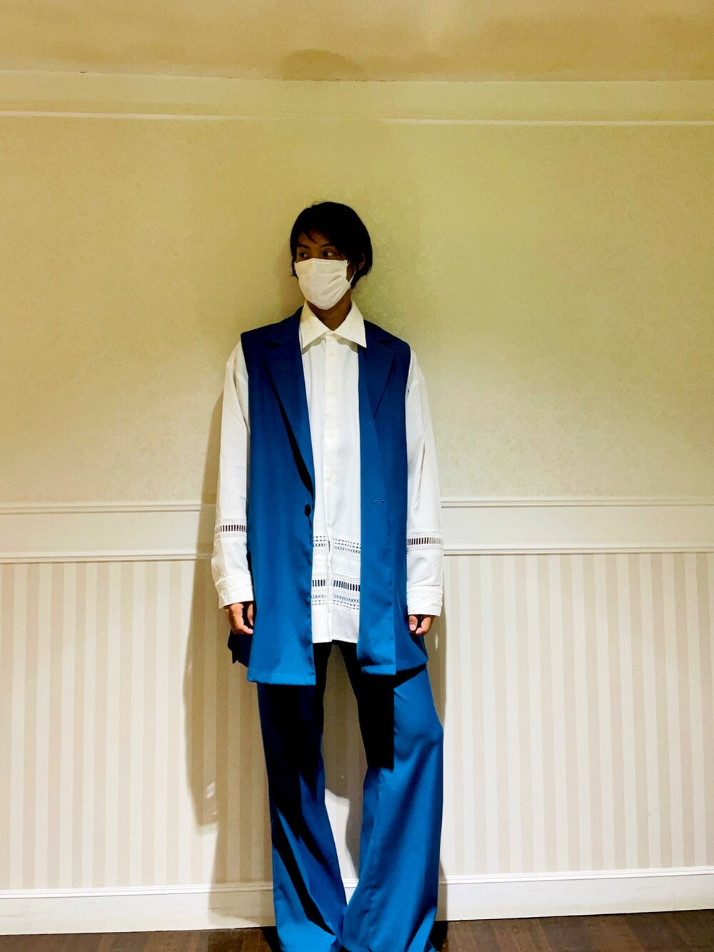 ブラック系のドレスシューズ、ブルー系のその他パンツ、ブルー系のベストを着用したメンズの秋コーディネートの2枚目の写真