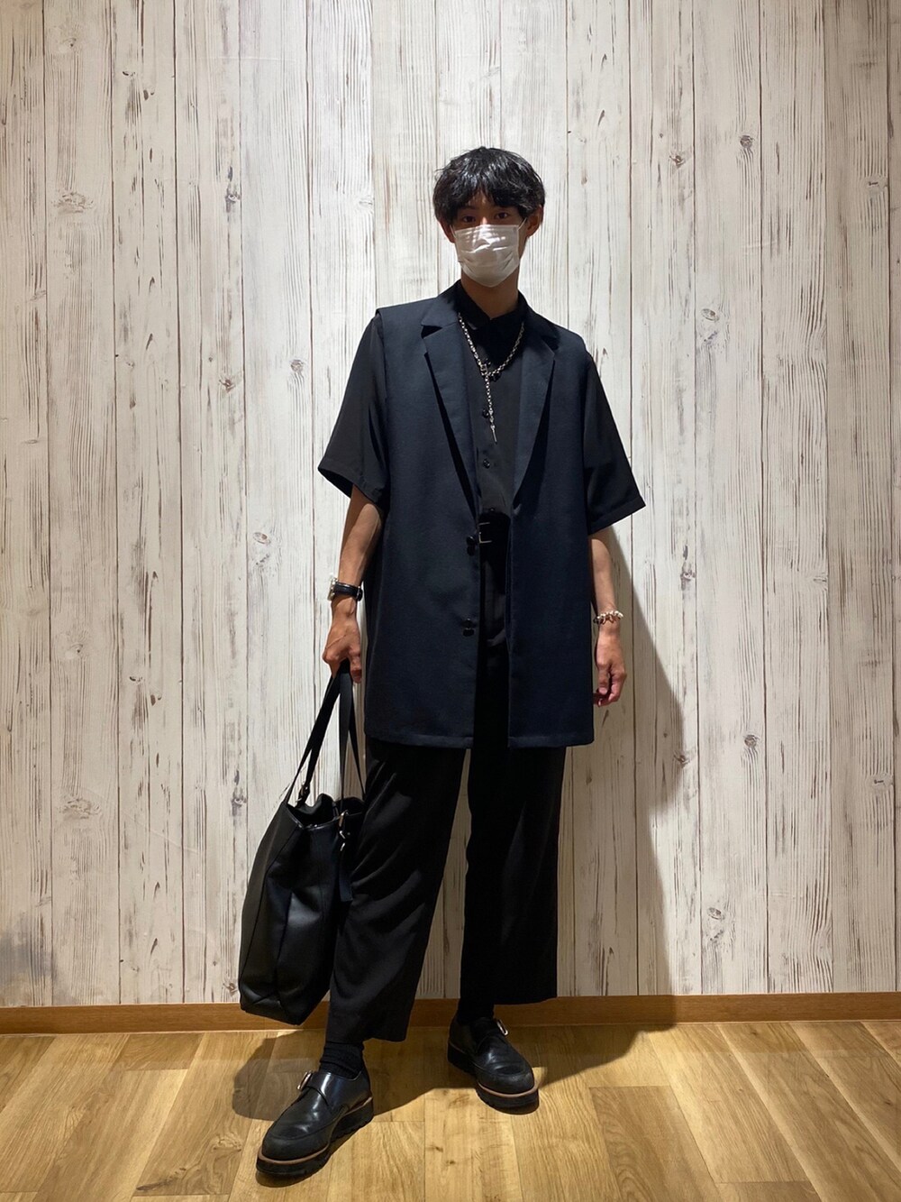 ブラック系のトートバッグ、ブラック系のシャツ/ブラウス、ブラック系のその他パンツを着用したメンズの春コーディネートの2枚目の写真