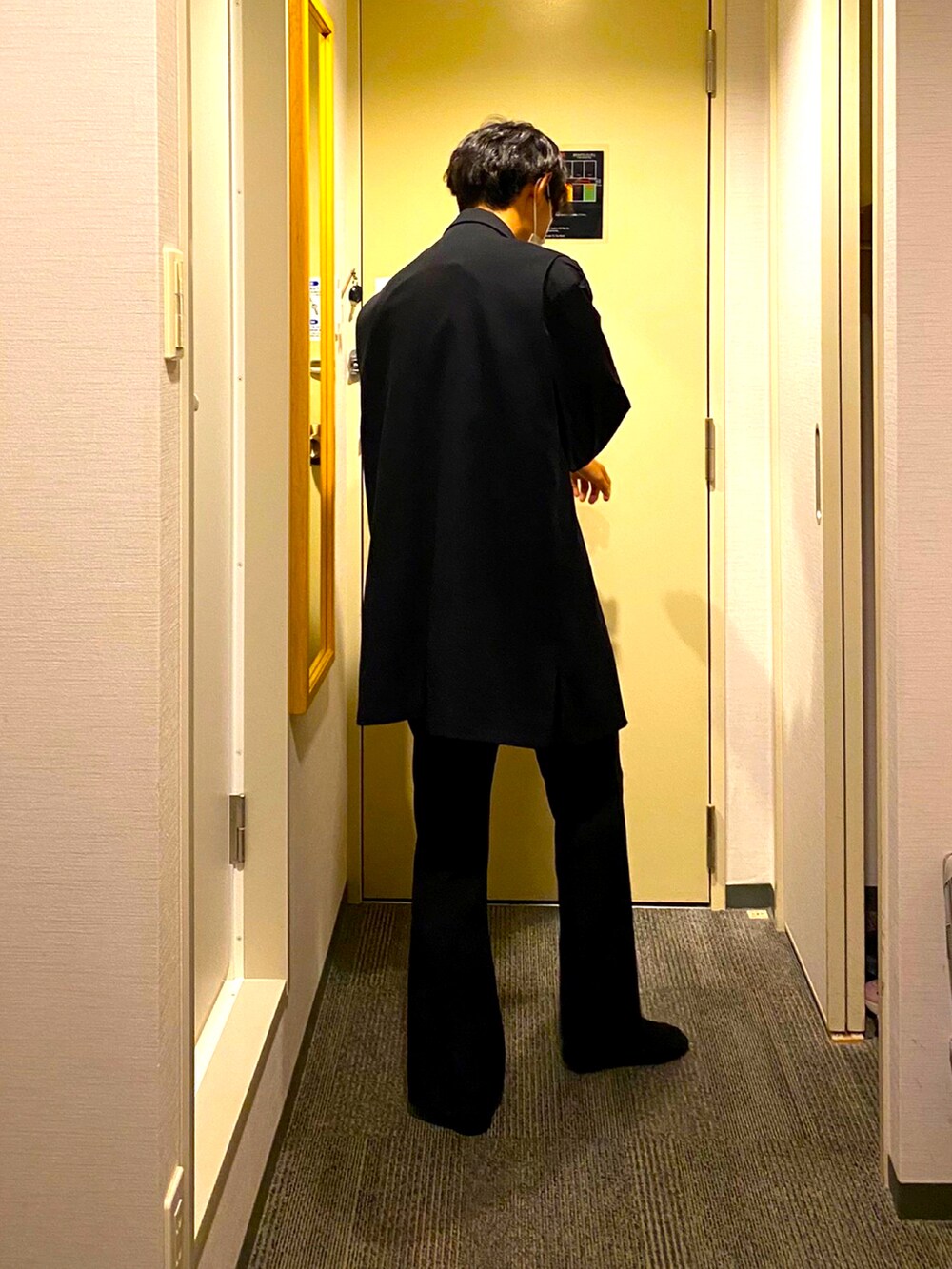 ブラック系のシャツ/ブラウス、ブラック系のベスト、ブラック系のスラックスを着用したメンズの春コーディネートの2枚目の写真