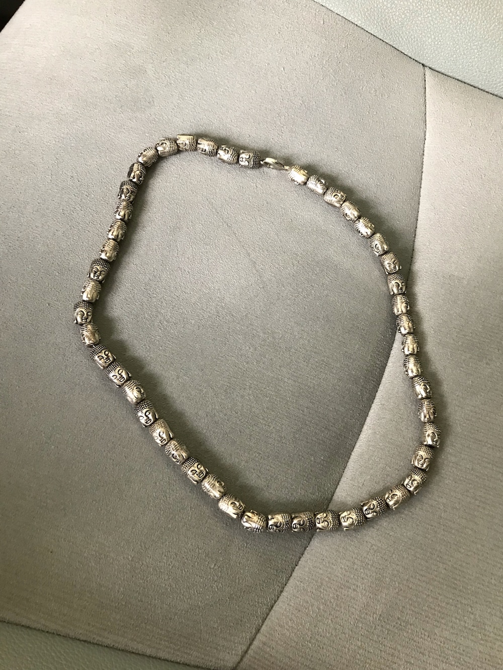 ホワイト系のTシャツ/カットソー、グリーン系のパンツ、ブラック系のサンダルを着用したメンズの夏コーディネートの5枚目の写真