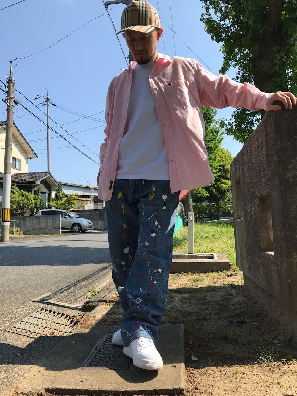 ホワイト系のTシャツ/カットソー、ピンク系のシャツ/ブラウス、ブルー系のデニムパンツを着用したメンズの春コーディネートの2枚目の写真