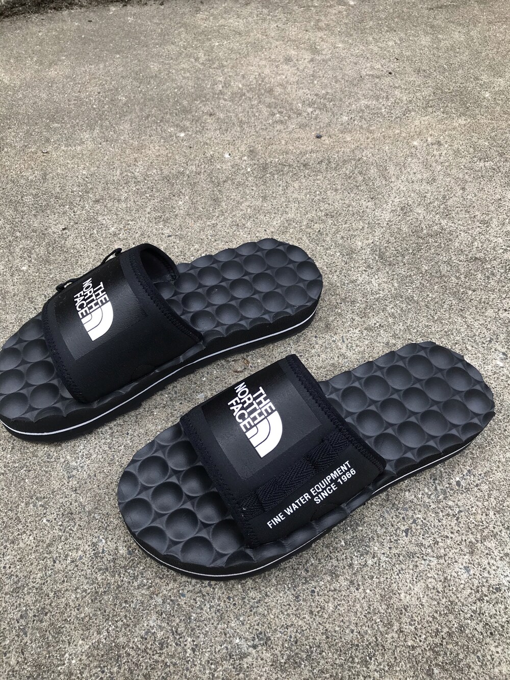 ホワイト系のTシャツ/カットソー、グリーン系のパンツ、ブラック系のサンダルを着用したメンズの夏コーディネートの4枚目の写真