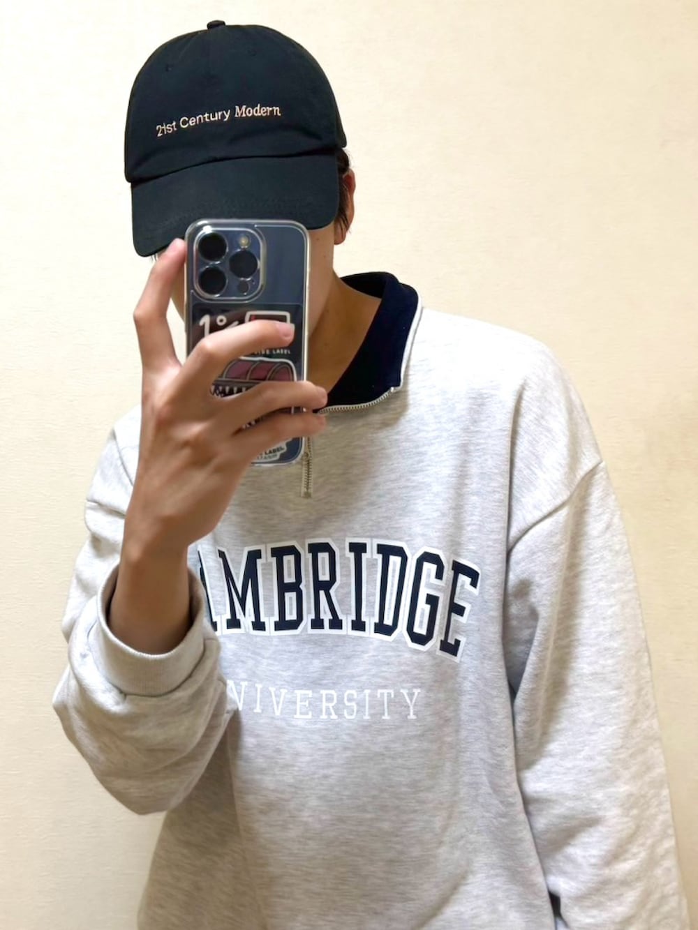 「春服コーデ、春ファッション、ストリート、ハーフジップスウェット、スウェット、モノトーン、カーゴパンツ」｜「exitoのアイテム（スウェット、ホワイト系）」を使った、takumiさん（メンズ・170cm）の春コーディネートの3枚目の写真