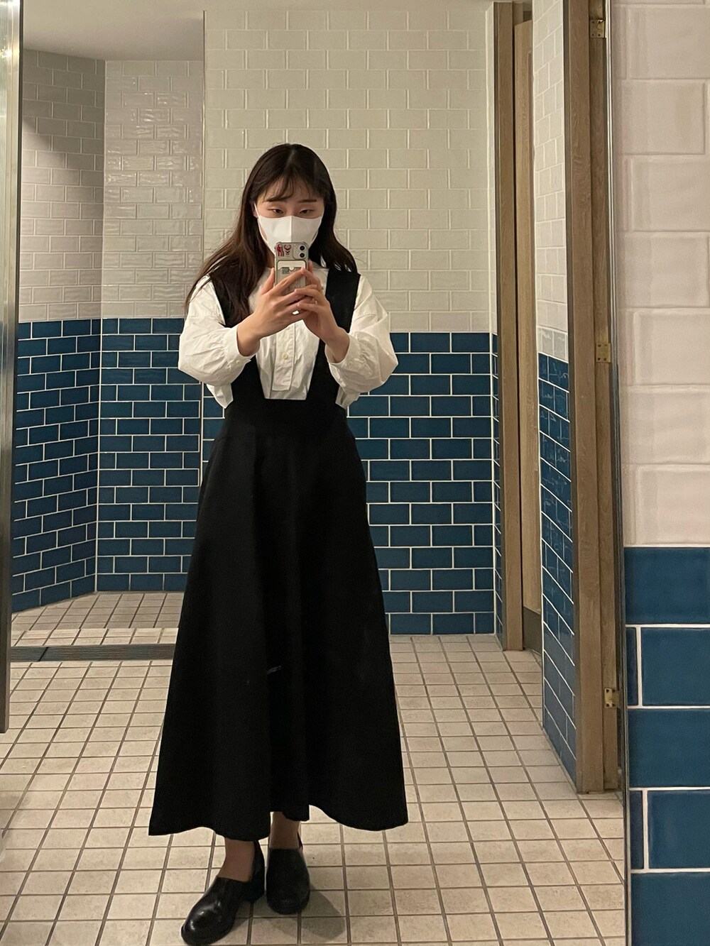 ブラック系のワンピース/ドレス、ブラック系のローファーを着用したレディースの春コーディネートの2枚目の写真