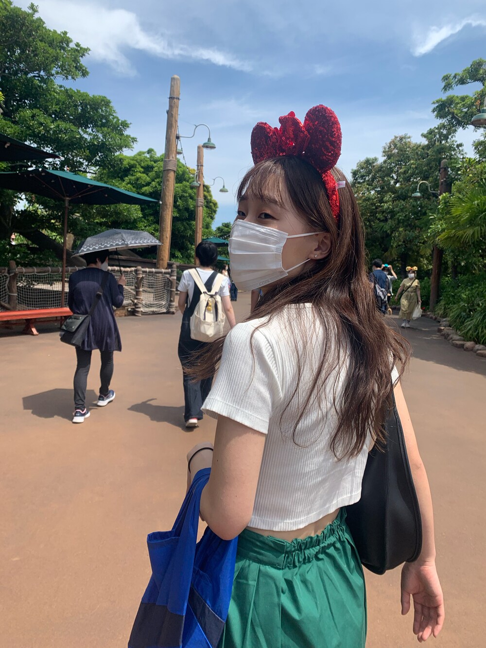 ブラック系のショルダーバッグを着用したレディースの夏コーディネートの3枚目の写真