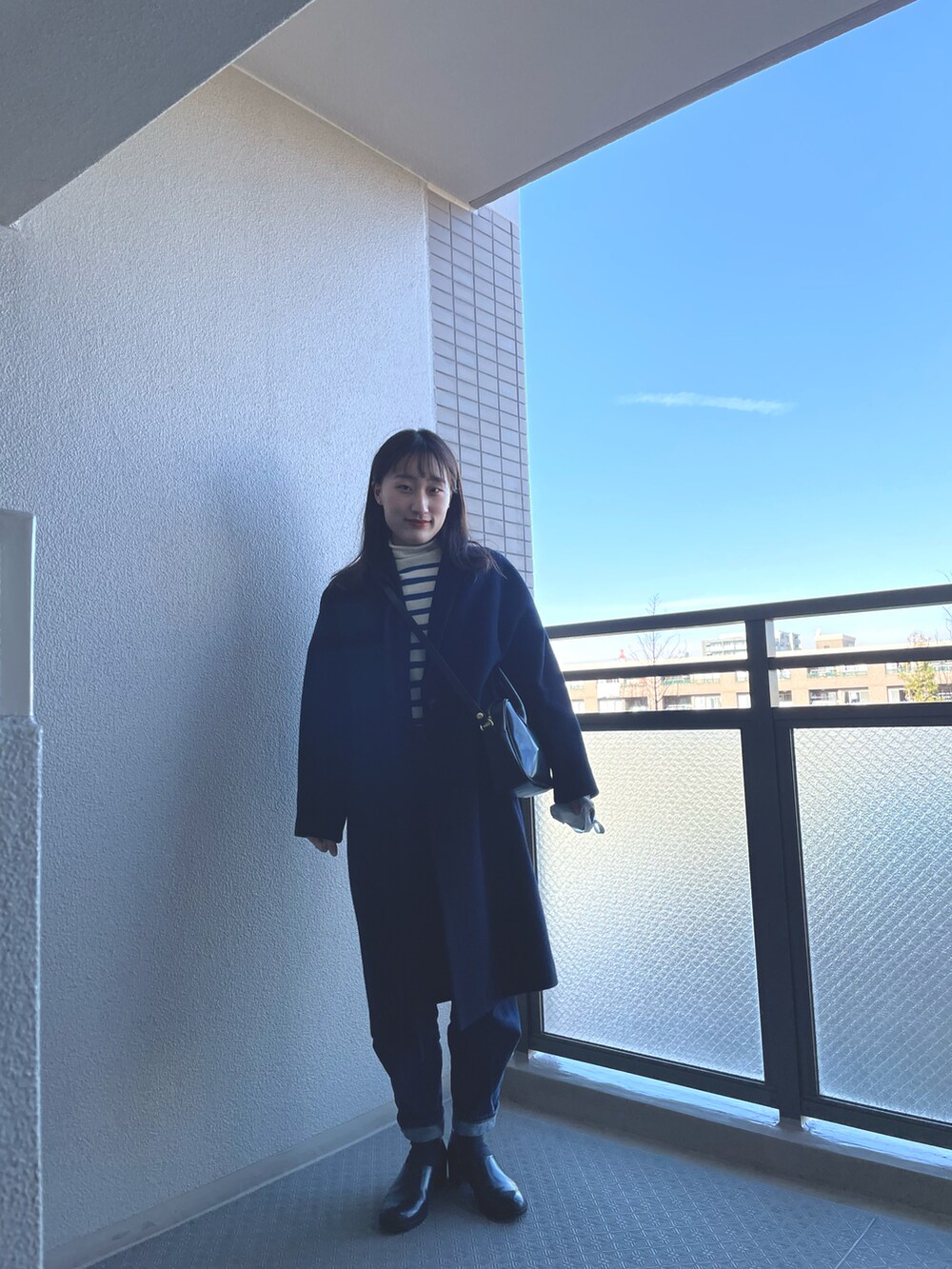 「オトナカジュアル、おしゃれさんと繋がりたい、冬、オトナ女子、パンツコーデ、あったかコーデ、ootd、大人女子、コート、GU、ミニバッグ、デニム」｜「HARUTAの【HARUTA for SALON】［22.5cm～25.0cm展開］SPOCK SHOES（ローファー、ブラック系）」を使った、안경( AnnGyoen)さん（レディース・161cm）の冬コーディネートの2枚目の写真