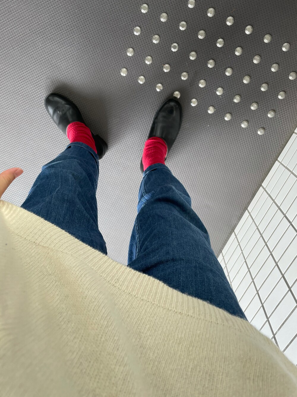 ブラック系のローファーを着用したレディースの秋コーディネートの2枚目の写真