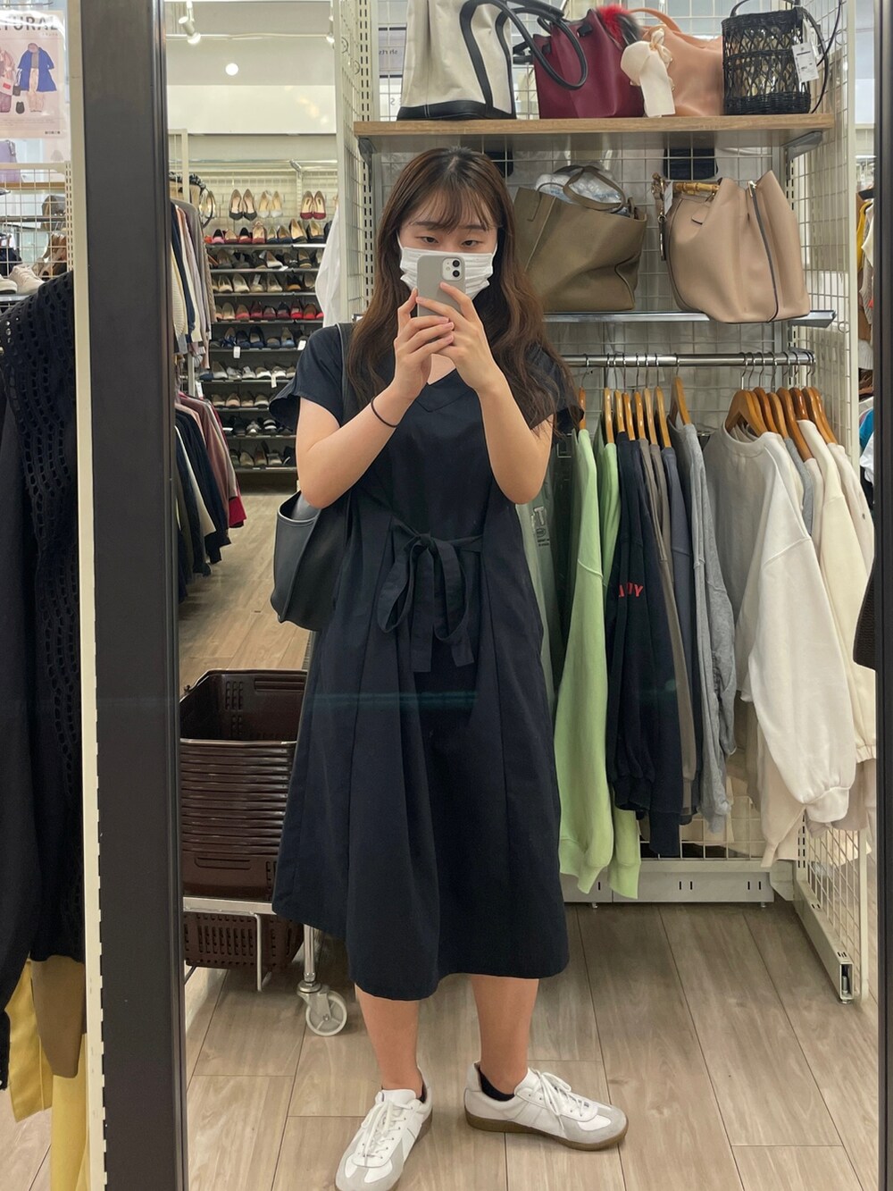 ブラック系のショルダーバッグを着用したレディースの夏コーディネートの2枚目の写真