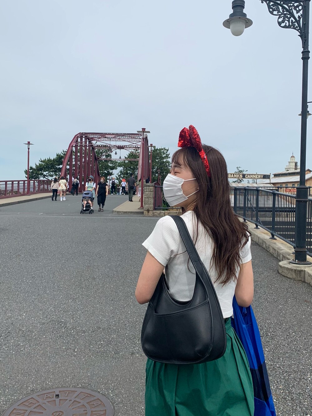 ブラック系のショルダーバッグを着用したレディースの夏コーディネートの2枚目の写真