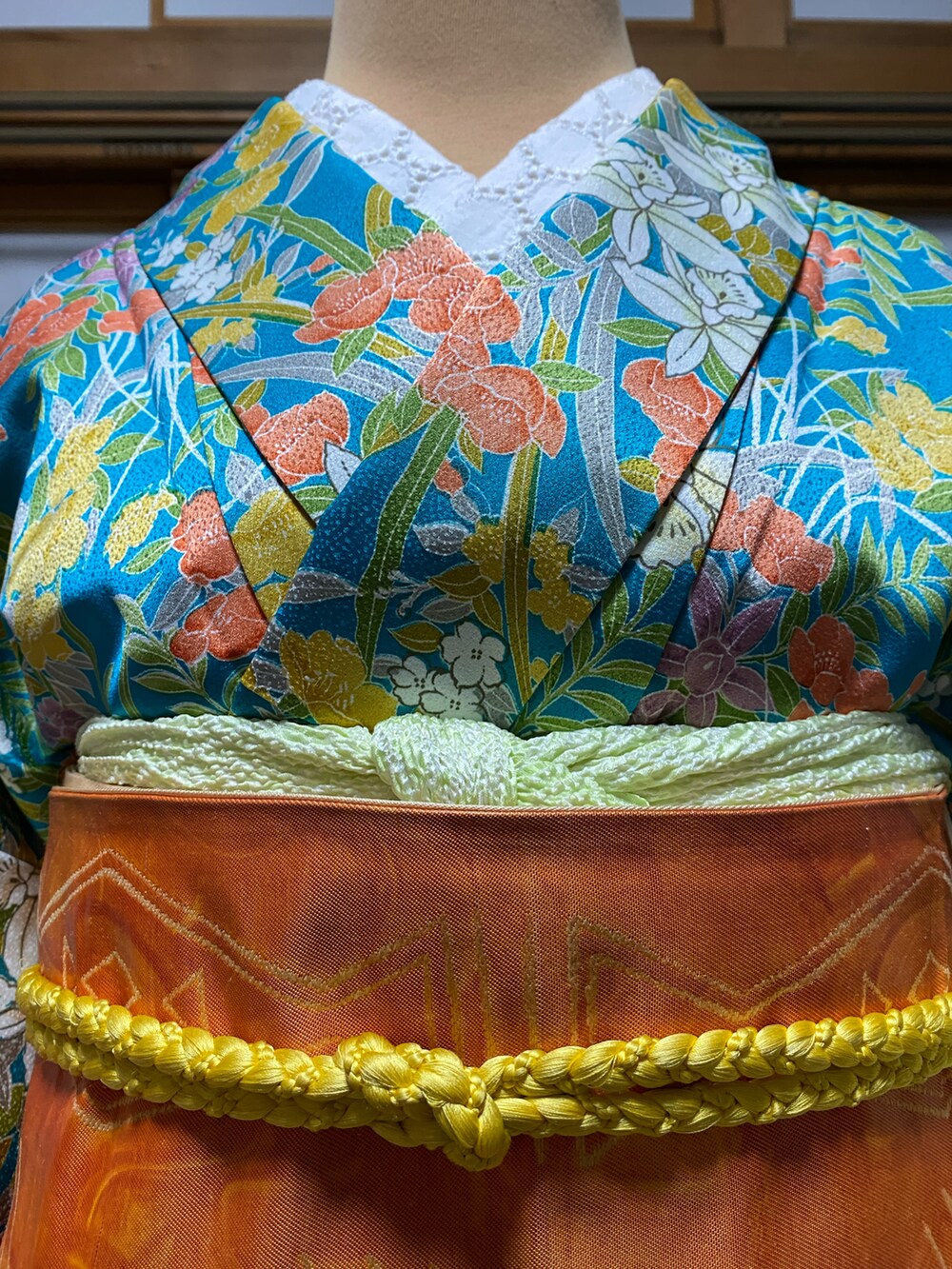 ブラウン系のベルト、グリーン系の着物、ホワイト系の付け襟を着用したレディースの冬コーディネートの3枚目の写真