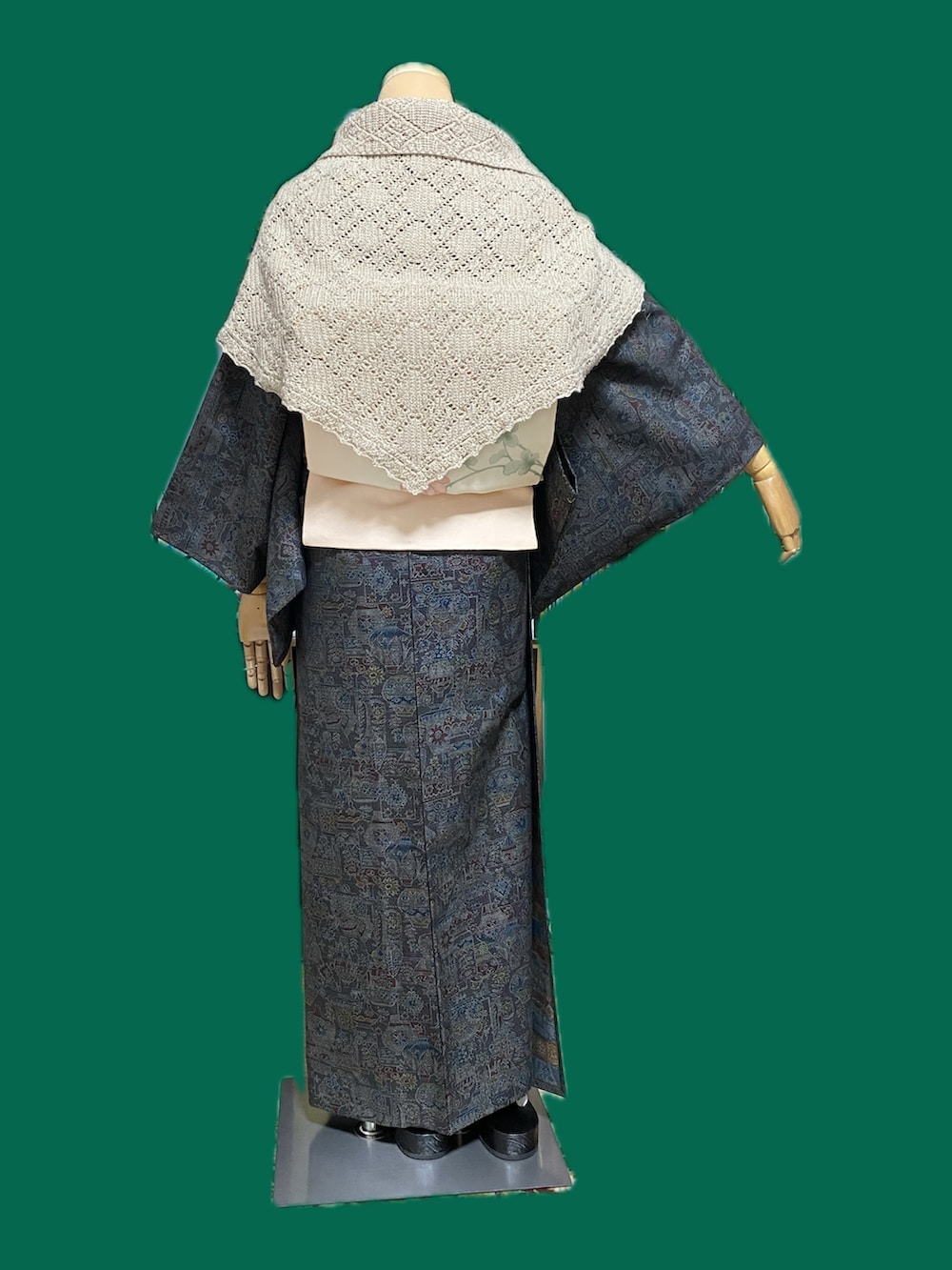 オレンジ系のノーカラージャケット、ブラック系の着物、ピンク系のベルトを着用したレディースの冬コーディネートの3枚目の写真