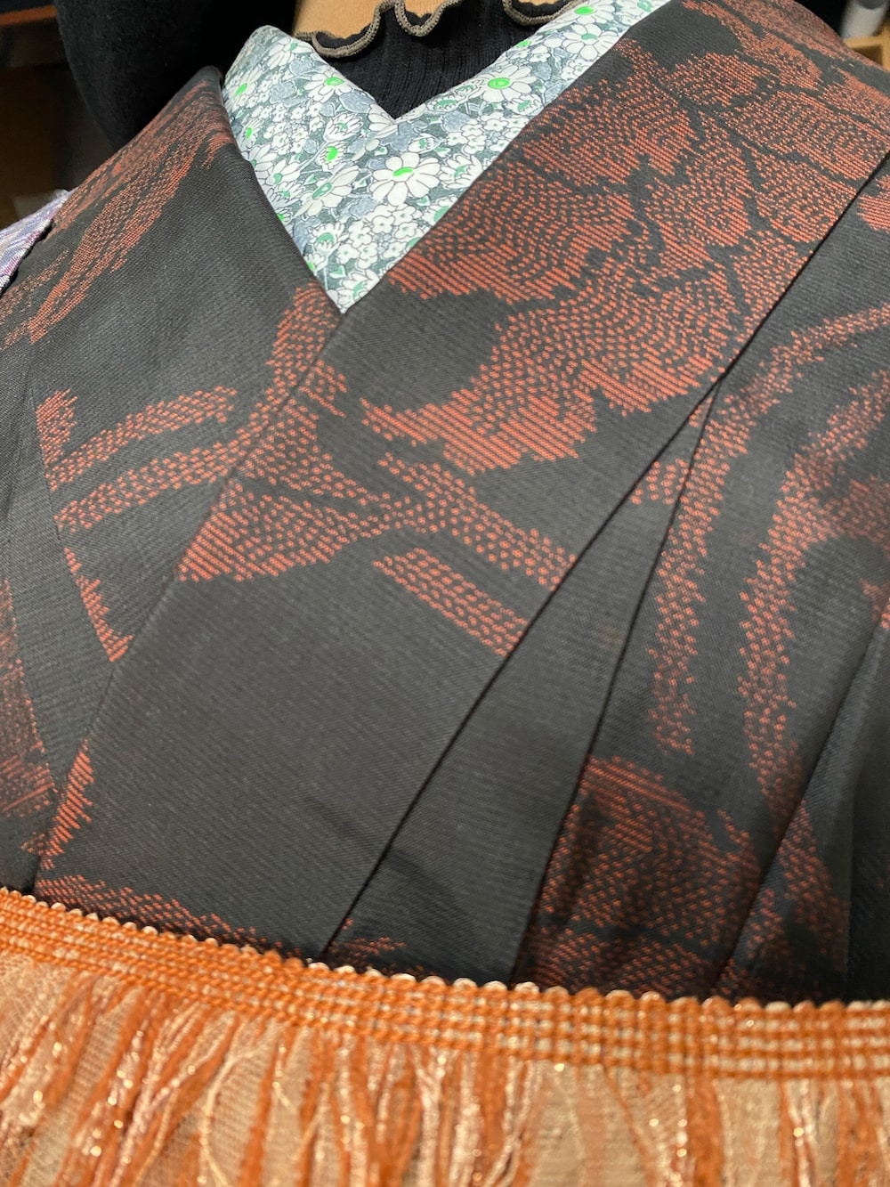 レッド系のノーカラージャケット、ブラック系のTシャツ/カットソー、ブラック系の着物を着用したレディースの冬コーディネートの3枚目の写真