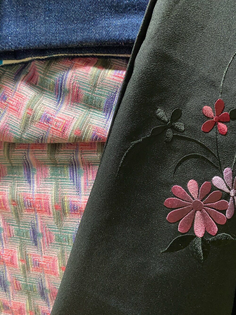 ブラック系のスーツジャケット、ブラック系のハンチング/ベレー帽、ピンク系の着物を着用したレディースの冬コーディネートの5枚目の写真