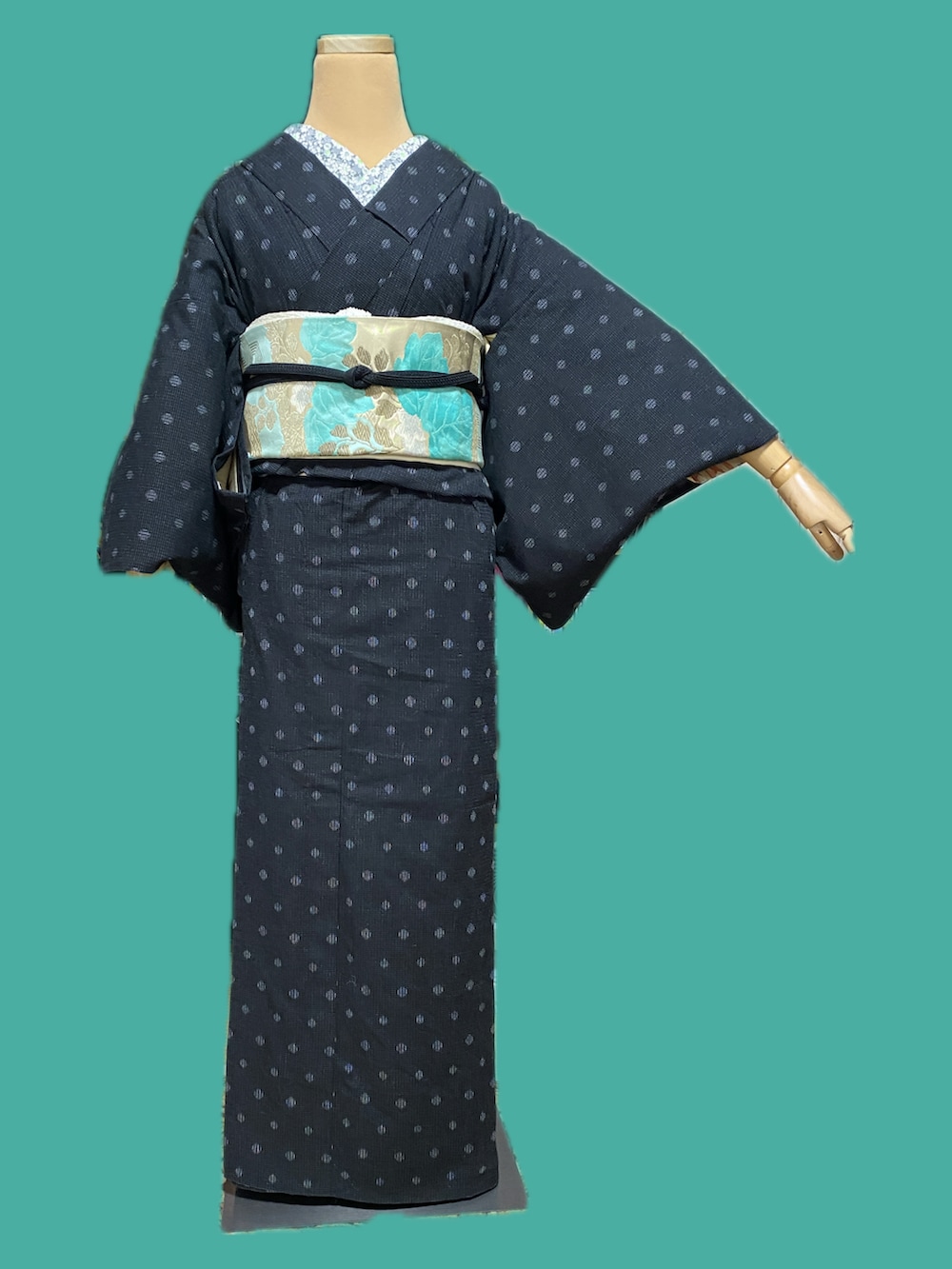 グレー系のベスト、ブラック系の着物、グリーン系のベルトを着用したレディースの春コーディネートの2枚目の写真