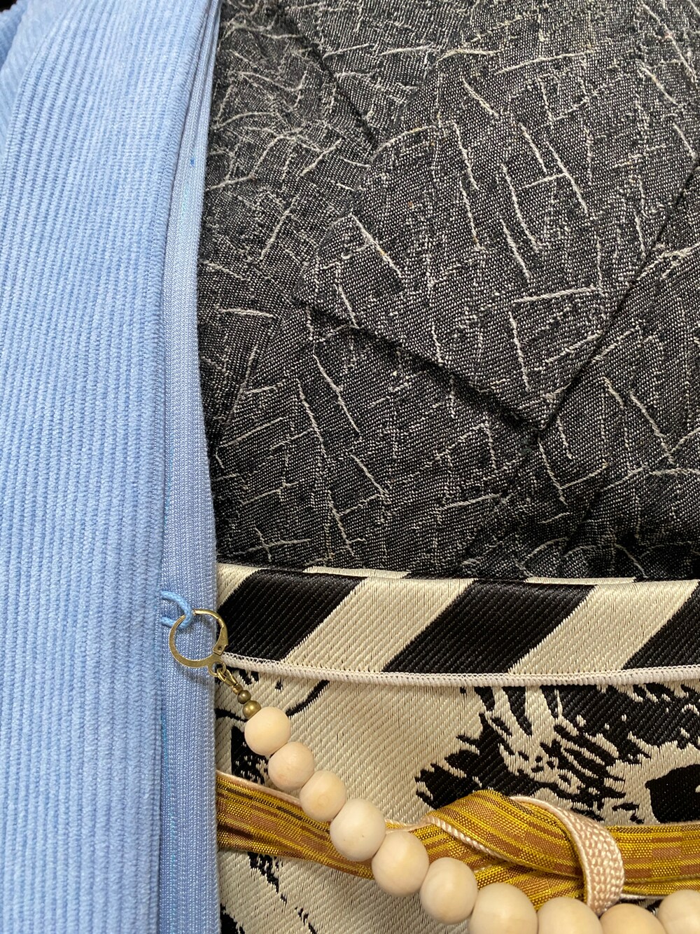 ブルー系のノーカラージャケット、ブラウン系のハット、グレー系の着物を着用したレディースの冬コーディネートの3枚目の写真