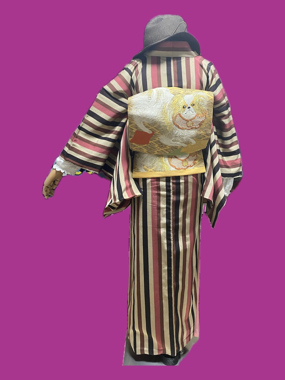 ホワイト系のシャツ/ブラウス、ベージュ系の着物、ゴールド系の和装小物を着用したレディースの春コーディネートの2枚目の写真