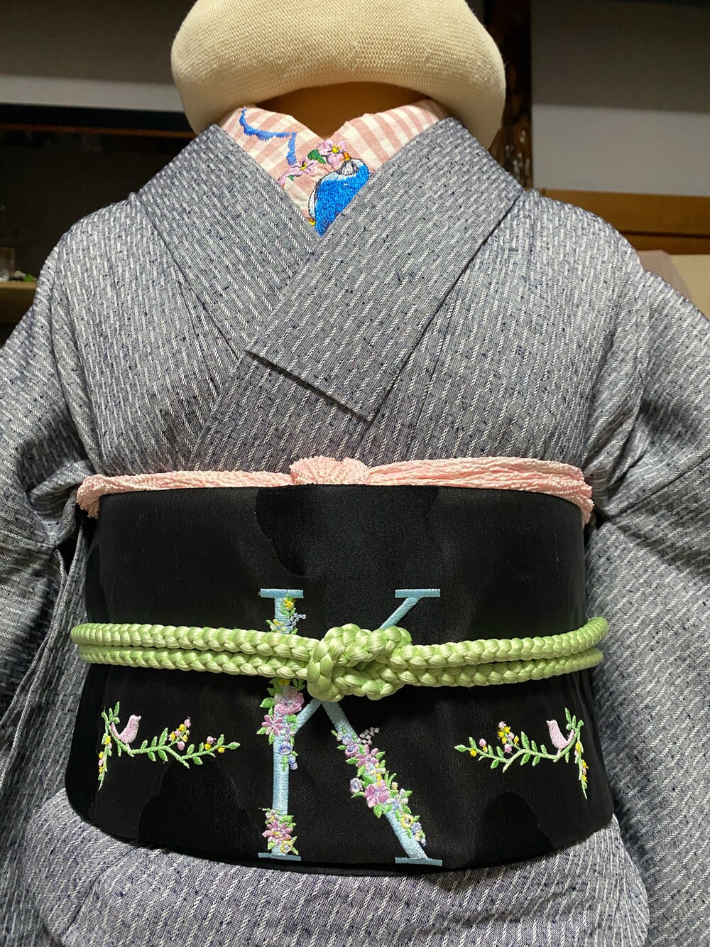 グレー系の着物、ベージュ系のハンチング/ベレー帽、ピンク系の付け襟を着用したレディースの春コーディネートの2枚目の写真