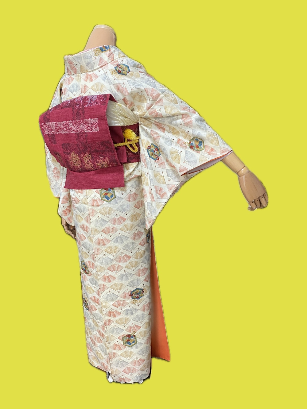 ホワイト系の着物、レッド系のベルト、ピンク系の付け襟を着用したレディースの春コーディネートの2枚目の写真