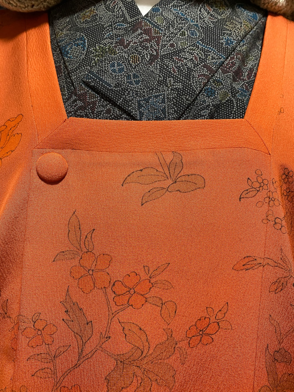 オレンジ系のノーカラージャケット、ブラック系の着物、ピンク系のベルトを着用したレディースの冬コーディネートの4枚目の写真