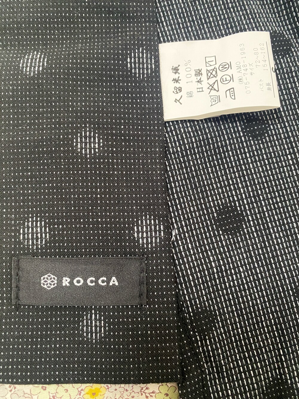 ブラック系の着物、ホワイト系の和装小物、ホワイト系の付け襟を着用したレディースの冬コーディネートの3枚目の写真