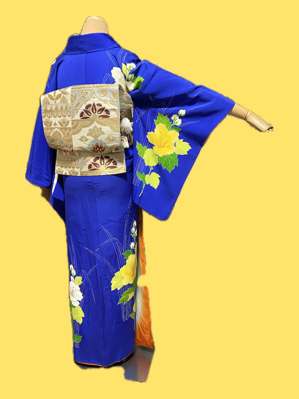 ブルー系の着物、ベージュ系のベルトを着用したレディースの春コーディネートの2枚目の写真